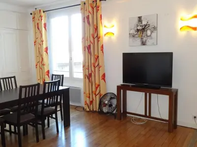 Télévision ou salle de divertissement dans l'établissement ApartHotel François 1er 16ème