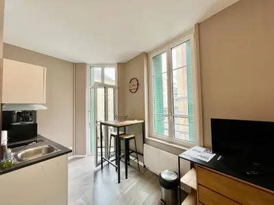 Cuisine ou kitchenette dans l'établissement Suite Orphelins 3 1er