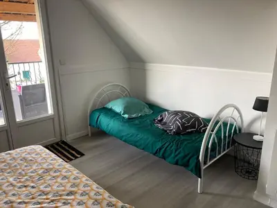 Un ou plusieurs lits dans un hébergement de l'établissement Chambre triple spacieuse pour 3 Adultes avec terrasse privée - Proche Disneyland Paris