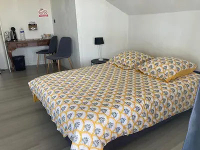 Un ou plusieurs lits dans un hébergement de l'établissement Chambre triple spacieuse pour 3 Adultes avec terrasse privée - Proche Disneyland Paris