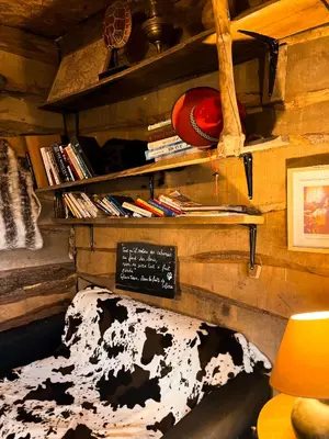 Bibliothèque dans le chalet