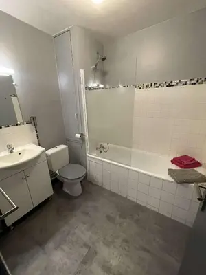 Salle de bains dans l'établissement ZEN T1, 400m centre et lycée Bayen, 1400m gare tout confort