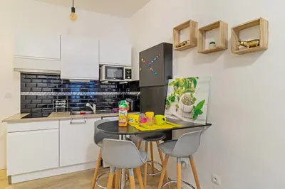 Cuisine ou kitchenette dans l'établissement Le cosy fertois-self checkin-centre-ville
