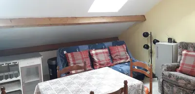 Coin salon dans l'établissement Gîte Les Chevaliers fous