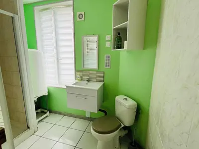 Salle de bains dans l'établissement L'Athéna