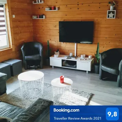Télévision ou salle de divertissement dans l'établissement Insolite maison bois, wifi, streaming au coeur de l'Argonne et des batailles de Verdun