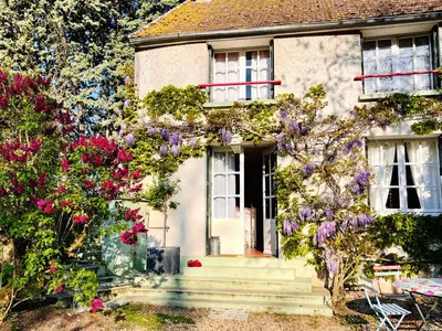 Jardin de l'établissement Maison charmante à La Croix-sur-Ourcq avec jardin clôturé