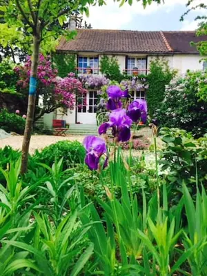 Jardin de l'établissement Maison charmante à La Croix-sur-Ourcq avec jardin clôturé