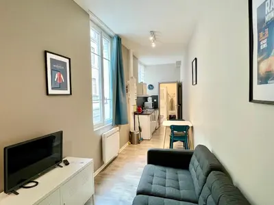 Télévision ou salle de divertissement dans l'établissement Suite Orphelins 2 (rdc)