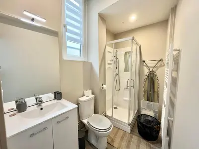 Salle de bains dans l'établissement Suite Orphelins 2 (rdc)