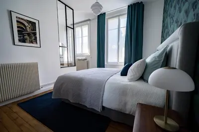 Un ou plusieurs lits dans un hébergement de l'établissement Centre ville - Appartement 3 chambres & Terrasse - La Clé des Sacres