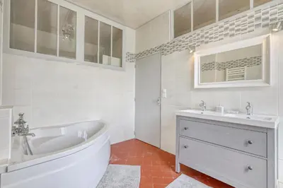 Salle de bains dans l'établissement Gite de Lizy