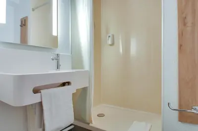 Salle de bains dans l'établissement B&B HOTEL Reims Bezannes