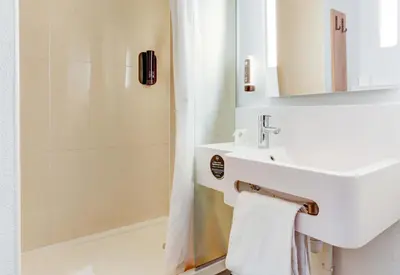 Salle de bains dans l'établissement B&B HOTEL Reims Bezannes