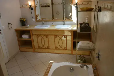 Salle de bains dans l'établissement La Closerie des Sacres
