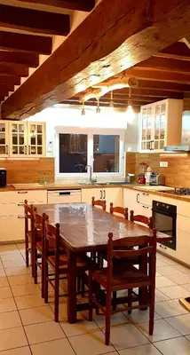 Cuisine ou kitchenette dans l'établissement Gîte Leomie - Maison en pierre au pied des vignes - Monthurel