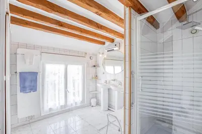 Salle de bains dans l'établissement Gîte Leomie - Maison en pierre au pied des vignes - Monthurel