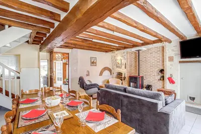 Coin salon dans l'établissement Gîte Leomie - Maison en pierre au pied des vignes - Monthurel