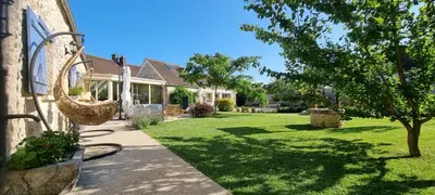 Jardin de l'établissement Les Vieilles Pierres chambres d'hôtes