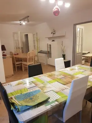 Coin salon dans l'établissement SUPER SPACIEUX GÎTE PROCHE DE TOUTES COMMODITÉS