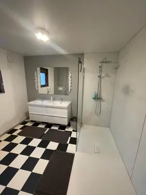 Salle de bains dans l'établissement PAUSE NATURE SORBAIS gîte 2 personnes avec grand SPA privatif, STREAMING et arrivée autonome