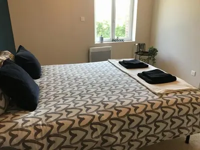 Un ou plusieurs lits dans un hébergement de l'établissement PAUSE NATURE SORBAIS gîte 2 personnes avec grand SPA privatif, STREAMING et arrivée autonome