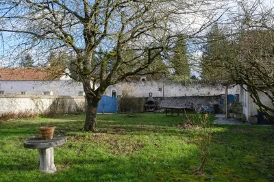 Jardin de l'établissement Maison charmante proche de Montlognon avec jardin clôturé.