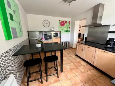 Cuisine ou kitchenette dans l'établissement Tomates cerises à la ferme de Sorval