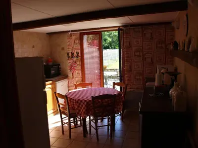 Cuisine ou kitchenette dans l'établissement Gîte champêtre avec pêche, animaux admis - FR-1-585-6