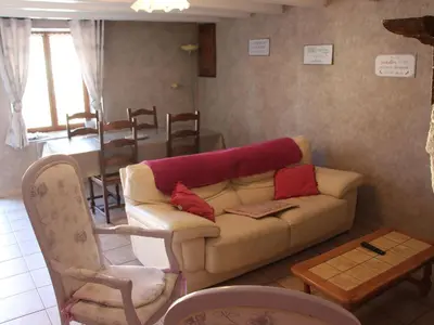 Coin salon dans l'établissement Gîte champêtre avec pêche, animaux admis - FR-1-585-6