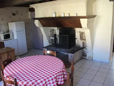 Cuisine ou kitchenette dans l'établissement Gîte confortable à Halles-sous-les-Côtes avec cheminée et terrasse - FR-1-585-5