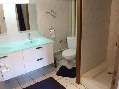 Salle de bains dans l'établissement Gîte confortable à Halles-sous-les-Côtes avec cheminée et terrasse - FR-1-585-5