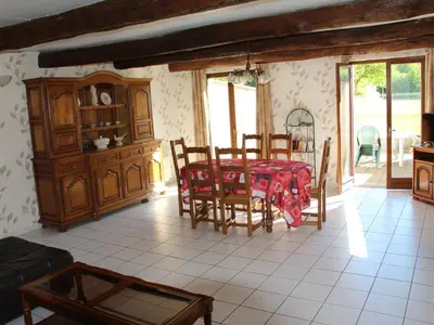 Coin salon dans l'établissement Gîte confortable à Halles-sous-les-Côtes avec cheminée et terrasse - FR-1-585-5