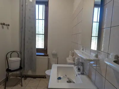 Salle de bains dans l'établissement Gîte confortable dans l'ancien presbytère de Futeau, 3 chambres, jardin, WiFi, entre Verdun et Châlons - FR-1-585-13
