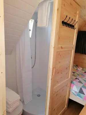 Salle de bains dans l'établissement La Gare de Lurey Conflans gîte et hébergements insolites en Champagne