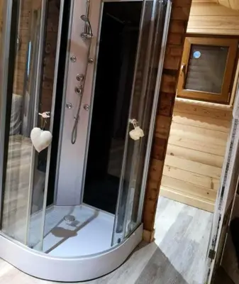 Salle de bains dans l'établissement Chalet chaleureux à Louâtre avec piscine partagée