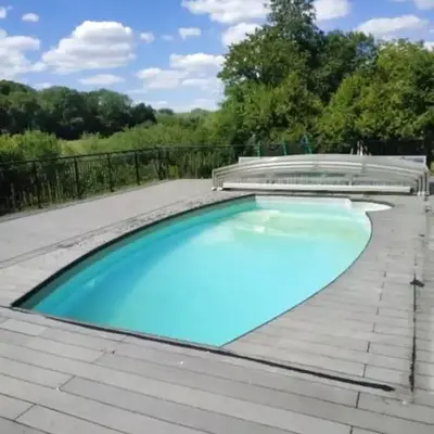 Chalet chaleureux à Louâtre avec piscine partagée