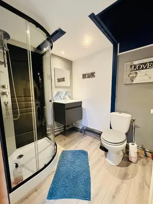 Salle de bains dans l'établissement LONDON CITY