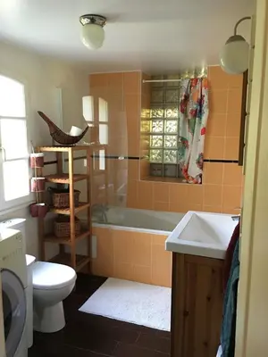Salle de bains dans l'établissement Charmante ancienne maison garde-barrière Oise 25min Roissy