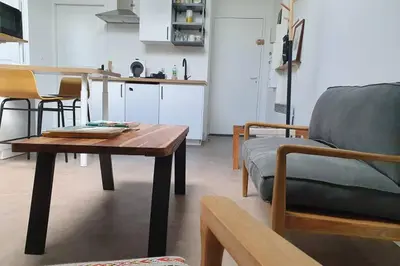 Coin salon dans l'établissement Vol de nuit - balade urbaine au centre d'Epernay