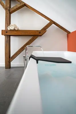 Un ou plusieurs lits dans un hébergement de l'établissement KRAFFT, centre ville, climatisé, baignoire double - La Clé des Sacres