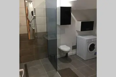 Salle de bains dans l'établissement F2 bis proche de toutes commodités