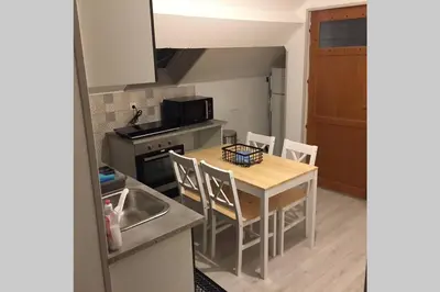 Cuisine ou kitchenette dans l'établissement F2 bis proche de toutes commodités