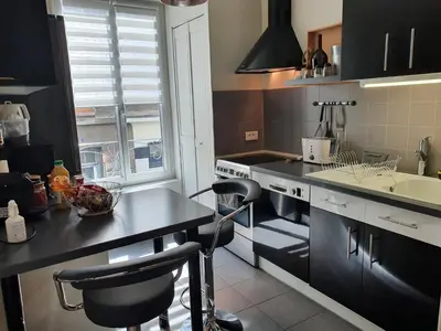 Cuisine ou kitchenette dans l'établissement GRAND T3 70m2 ,COSY TOUT CONFORT ,2 CHAMBRES, 6 PERSONNES ,PARKING PRIVÉ SÉCURISÉ