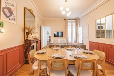 Télévision ou salle de divertissement dans l'établissement L'haussmannien - Spacieux 4 chambres - Centre - Gare