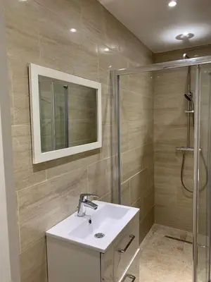 Salle de bains dans l'établissement L’ÉMERAUDE 3