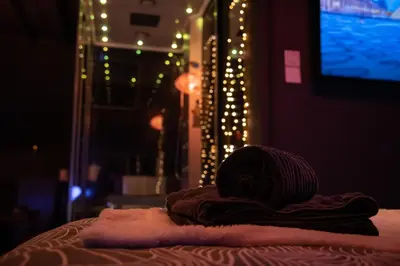 Un ou plusieurs lits dans un hébergement de l'établissement PAUSE NATURE SORBAIS Chambre avec SPA, HAMMAM Shower, SAUNA, STREAMING et arrivée autonome