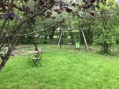Jardin de l'établissement PAUSE NATURE SORBAIS Gite de groupe avec Piscine, Spas, Sauna avec 8 chambres et 8 salles de bain, grande cuisine et grande salle de vie