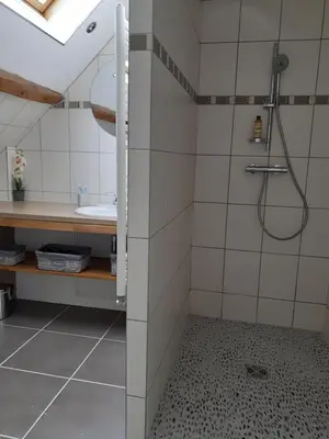 Salle de bains dans l'établissement LA BONNE ADRESSE