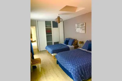 Un ou plusieurs lits dans un hébergement de l'établissement Villa Lilly 2 piscine et jardin privé 8 chambres